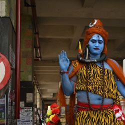 Un hombre vestido como el dios hindú Lord Shiva participa en una manifestación religiosa para celebrar el festival hindú Shivratri en Calcuta, India. | Foto:DIBYANGSHU SARKAR / AFP
