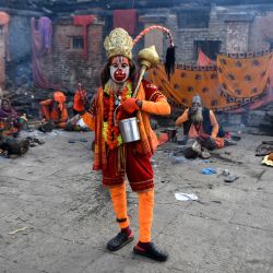 Un sadhu u hombre santo hindú vestido como el dios mono Hanuman posa para una foto en el templo Pashupatinath con motivo del festival Maha Shivaratri en Katmandú, Nepal. | Foto:PRAKASH MATHEMA / AFP