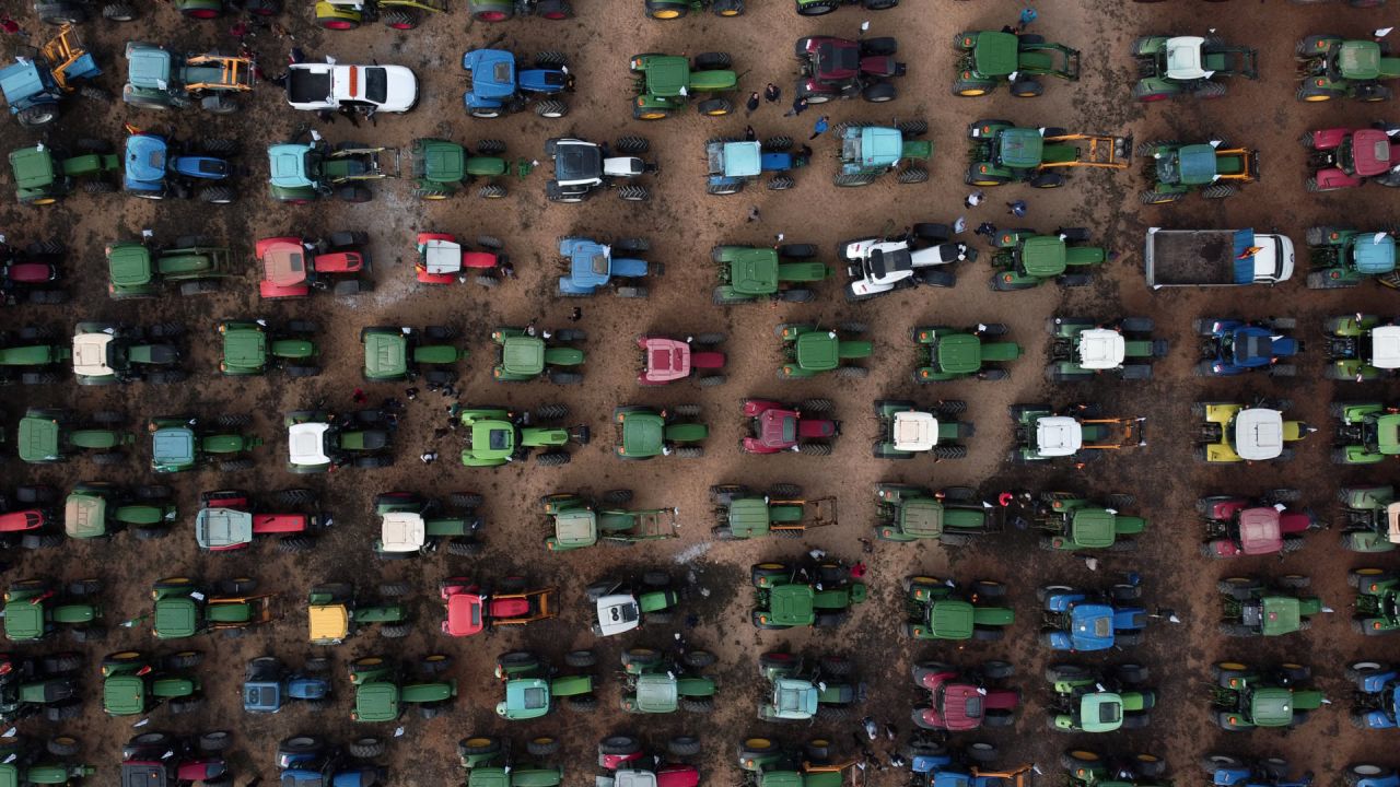 En esta foto aérea los tractores de los agricultores se reúnen durante una manifestación para exigir precios más justos para sus productos en Antequera, España. | Foto:JORGE GUERRERO / AFP