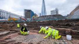 El gigantesco mosaico romano que fue encontrado a muy pocos metros del Shard, el edificio más alto de Londres.
