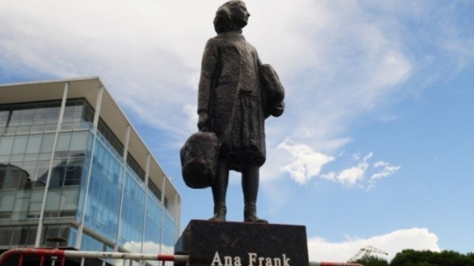 Estatua de Ana Frank en Puerto Madero 20220303