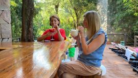 Un trago junto a la pileta, ideal para las tardecitas del Mercure Iguazú Irú.