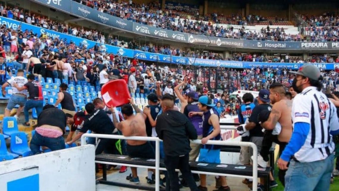 Impactante: Así fue la batalla campal entre los hinchas de Querétaro y ...