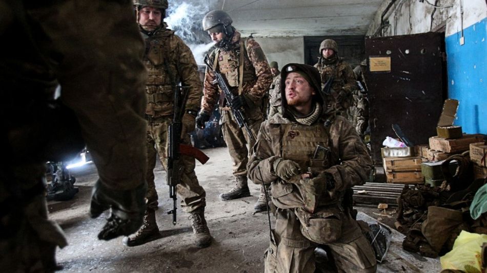 Soldados ucranianos en un refugio en la zona de Lugansk. Ofrecen una dura resistencia a las tropas rusas.
