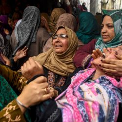 Familiares y vecinos lloran durante el funeral de una niña que murió en un ataque con granadas, en Srinagar, India. | Foto:TAUSEEF MUSTAFA / AFP