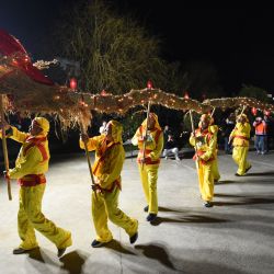 Imagen de aldeanos realizando la danza del dragón con el dragón tejido de paja para saludar el Día de Longtaitou, en la aldea de Shuyuan, en el este de China. | Foto:Xinhua/Zhou Mu