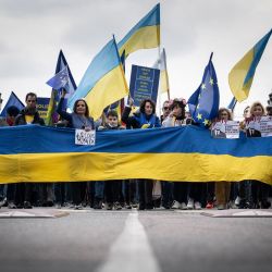 Manifestantes ondean banderas ucranianas y europeas durante una concentración contra la invasión rusa en Ucrania, en Toulouse, sur de Francia. | Foto:LIONEL BONAVENTURE / AFP