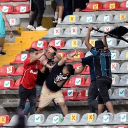 Simpatizantes del Atlas se pelean con simpatizantes del Querétaro durante el partido de fútbol del torneo Clausura mexicano entre el Querétaro y el Atlas en el estadio Corregidora en Querétaro, México. | Foto:AFP