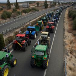 Tractores de agricultores bloquean la autopista A-92 durante una manifestación para exigir precios más justos para sus productos en Antequera, España. | Foto:JORGE GUERRERO / AFP