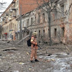  Un miembro de las Fuerzas de Defensa Territorial ucranianas observa los destrozos tras un bombardeo en la segunda ciudad más grande de Ucrania, Kharkiv. | Foto:SERGEY BOBOK / AFP