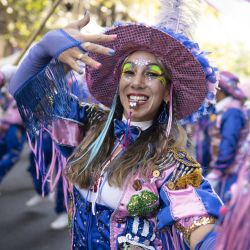 Una integrante de un conjunto conocido como "murga" participa en el desfile de Carnaval sobre la Avenida de Mayo, en la ciudad de Buenos Aires. | Foto:Xinhua/Martín Zabala