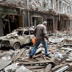 Vista de un edificio dañado tras un bombardeo en la segunda ciudad más grande de Ucrania, Kharkiv. - Ucrania y Rusia acordaron crear corredores humanitarios para evacuar a los civiles, en una segunda ronda de conversaciones desde que Moscú invadió la ciudad la semana pasada, dijeron los negociadores de ambas partes. | Foto:SERGEY BOBOK / AFP