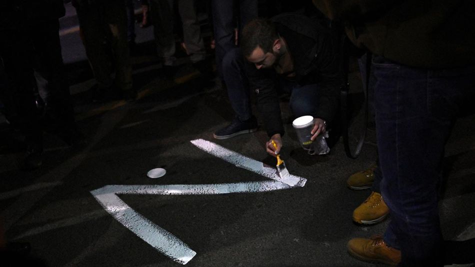 RUSIA-UCRANIA Un manifestante pinta el letrero "Z" 20220307