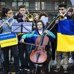 Algunos músicos actúan durante la manifestación contra la guerra en la Plaza Dam organizada por la organización Peace PAX para mostrar su apoyo a los refugiados ucranianos y condenar la invasión rusa, en Ámsterdam. | Foto:Ramon van Flymen / ANP / AFP