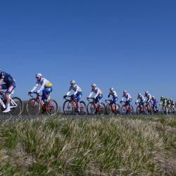 Los ciclistas ruedan durante la 3ª etapa de la 80ª edición de la carrera ciclista París-Niza, de 190,8 km entre Vierzon y Dun-le-Palestel. | Foto:FRANCK FIFE / AFP