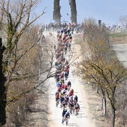 Los ciclistas ruedan en el segundo sector de grava durante la 16ª carrera ciclista clásica de un día Strade Bianche (Carreteras Blancas), de 184 km entre Siena y Siena, en Italia. | Foto:MARCO BERTORELLO / AFP