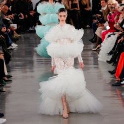 Modelos presentan creaciones del diseñador de moda italiano Giambattista Valli durante el desfile de la colección Otoño-Invierno 2022-2023 Ready-to-Wear para mujeres en París. | Foto:GEOFFROY VAN DER HASSELT / AFP