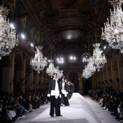 Modelos presentan una creación en el desfile de la colección Otoño-Invierno 2022-2023 de Yohji Yamamoto durante la Semana de la Moda Femenina de París, en París. | Foto:JULIEN DE ROSA / AFP