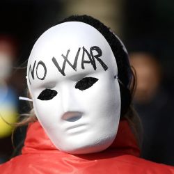 Un manifestante lleva un cartel de "No a la guerra" durante una protesta contra la invasión militar rusa de Ucrania en Roma, Italia. | Foto:FILIPPO MONTEFORTE / AFP
