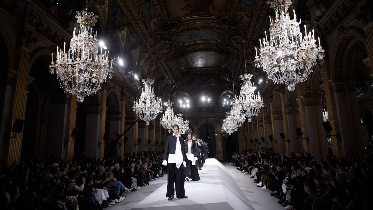Modelos presentan una creación en el desfile de la colección Otoño-Invierno 2022-2023 de Yohji Yamamoto durante la Semana de la Moda Femenina de París, en París. | Foto:JULIEN DE ROSA / AFP