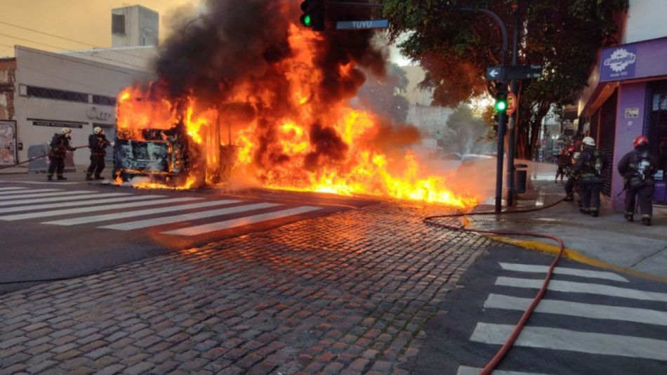 Incendio en Av. Rivadavia y Tuyú produjo cortes en el tránsito