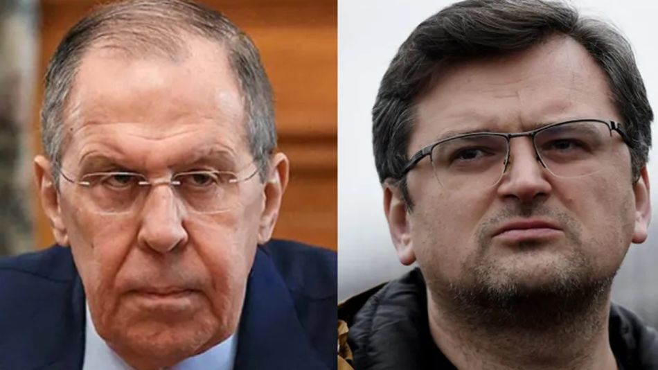El ministro de Relaciones Exteriores de Rusia, Sergei Lavrov, y su homólogo ucraniano, Dmytro Kuleba