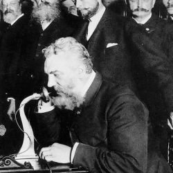 El 10 de marzo de 1876 Alexander Graham Bell transmitió el primer mensaje por teléfono.