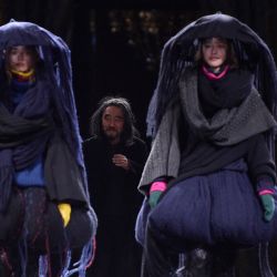El diseñador de moda japonés Yohji Yamamoto agradece al público al final de su desfile de la colección Otoño-Invierno 2022-2023 durante la Semana de la Moda Femenina de París, en París. | Foto:JULIEN DE ROSA / AFP