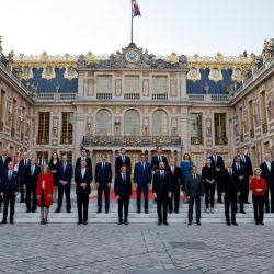 El presidente de Francia, Emmanuel Macron, y los líderes de la UE posan para una foto de familia en el Palacio de Versalles, cerca de París, antes de la cumbre de líderes de la UE para discutir las consecuencias de la invasión de Rusia en Ucrania. | Foto:Ludovic Marin / AFP