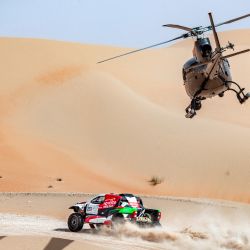 El saudí Yazeed Al-Rajhi compite durante la tercera etapa del Abu Dhabi Desert Challenge. | Foto:Cristiano Barni / AFP