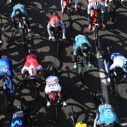 Los ciclistas corren durante la 5ª etapa de la 80ª edición de la carrera ciclista París-Niza, de 189 km. | Foto:FRANCK FIFE / AFP