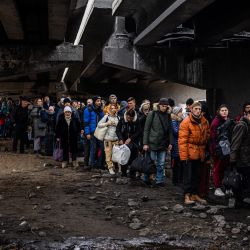 Los evacuados permanecen bajo un puente destruido mientras huyen de la ciudad de Irpin, al noroeste de Kiev, Ucrania. | Foto:DIMITAR DILKOFF / AFP