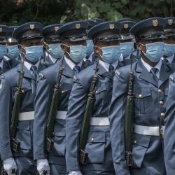 Los miembros de una guardia de honor llevan máscaras mientras esperan para recibir al presidente de Zimbabue, Emmerson Mnangagwa, en la Casa de Estado en Nairobi, Kenia. | Foto:Yasuyoshi Chiba / AFP