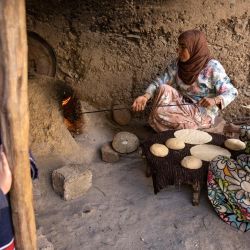 Mujeres marroquíes preparan el pan en el pueblo de Tamarwoute, una zona remota de las montañas del Anti-Atlas del reino norteafricano. | Foto:FADEL SENNA / AFP