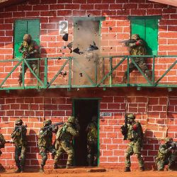 En esta fotografía difundida por el Ministerio de Defensa de la India y tomada se ve a soldados en acción durante el Dharma-Guardian, un ejercicio conjunto de la India y Japón, en el Centro del Regimiento de Infantería Ligera Maratha en Belgaum. | Foto:Ministerio de Defensa de la India / AFP
