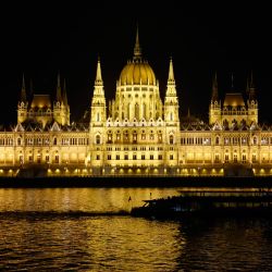 Un barco pasa por el río Danubio frente al edificio del Parlamento húngaro en Budapest. | Foto:Ludovic Marin / AFP