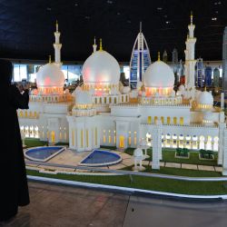 Una mujer toma una foto de la miniatura de la Gran Mezquita del Jeque Zayed hecha con LEGO en el parque temático LEGOLAND de Dubai. | Foto:GIUSEPPE CACACE / AFP