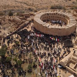 Una vista aérea muestra a personas que asisten a un acto de celebración del Día del Cuscús libio en la ciudad de Qasr al-Haj, a unos 130 kilómetros de la capital, Trípoli. | Foto:Mahmud Turkia / AFP