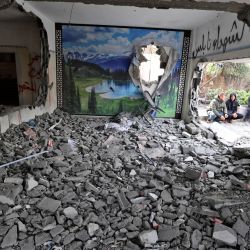 Unas personas inspeccionan los daños después de que las fuerzas de seguridad israelíes arrasaran la casa de un sospechoso palestino en el pueblo de Silat al-Harithiya, cerca de la ciudad conflictiva de Yenín, en la Cisjordania ocupada. | Foto:JAAFAR ASHTIYEH / AFP