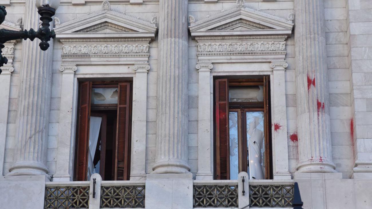 La ventana del despacho de Cristina y la policía científica.