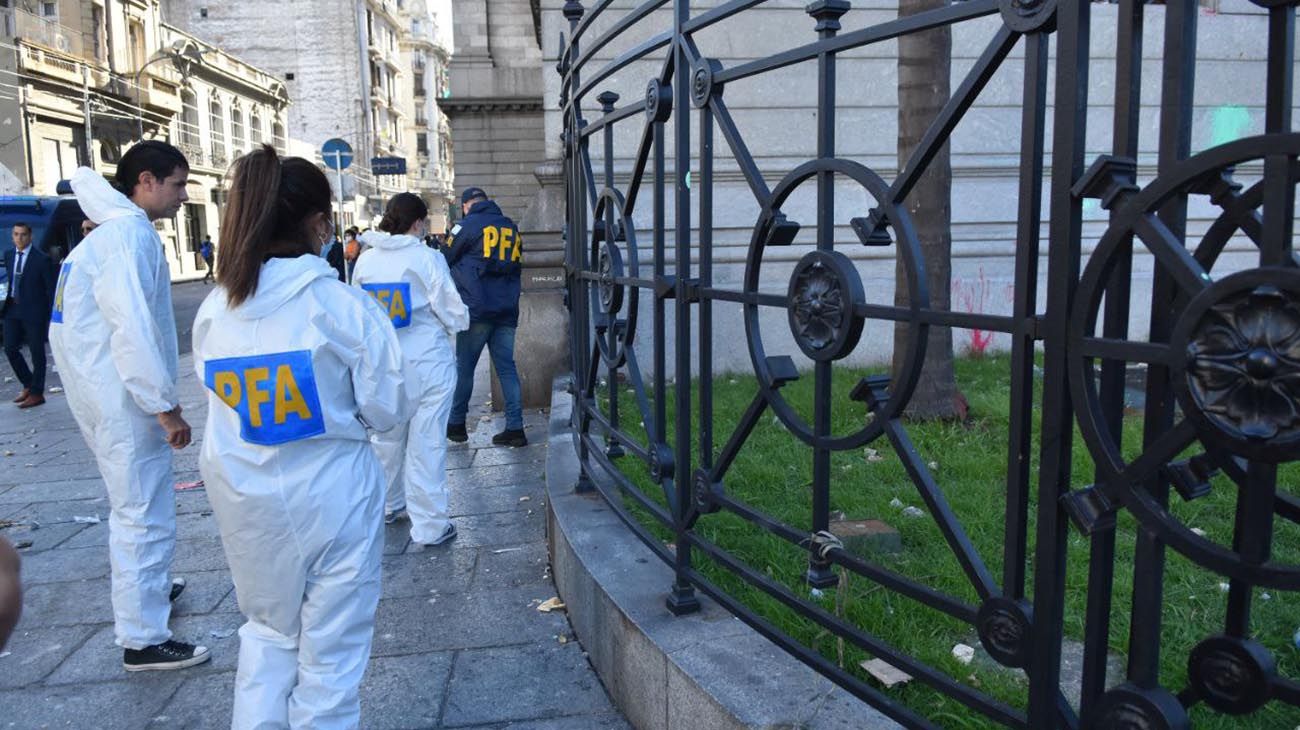 La ventana del despacho de Cristina y la policía científica.