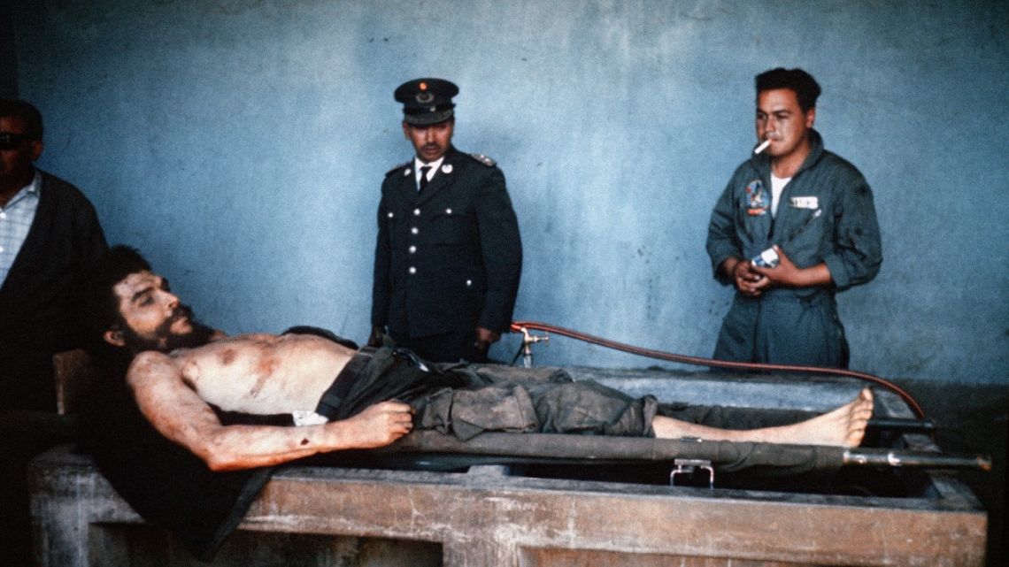 (FILES) In this file photo taken on October 10, 1967, the body of Ernesto 'Che' Guevara, the Argentine-born hero of Latin American revolutionaries is on public display a day after being killed, in Vallegrande, Bolivia. The former Bolivian soldier who claimed to have shot dead Marxist revolutionary hero Ernesto "Che" Guevara died on March 10, 2022, aged 80, his relatives said. Mario Teran Salazar shot dead Argentine-born Guevara on October 9, 1967 in the eastern Santa Cruz province of Bolivia at the height of the Cold War. "He died. He was ill and nothing could be done," Gary Prado, a former Bolivian soldier who helped capture Guevara in the jungle region 54 years ago told AFP.  