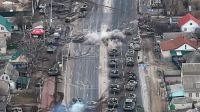 Una columna de tanques rusos atacada por misiles ucranianos en las afueras de la ciudad de Brovary, a 35 km. de Kiev.