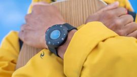 El reloj cuenta con un diseño sencillo y una correa ajustable.