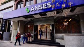Jubilados y pensionados: cómo tramitar en ANSES el subsidio para servicios públicos