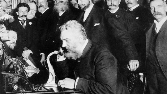 El 7 de marzo de 1876 Graham Bell transmitió el primer mensaje por teléfono