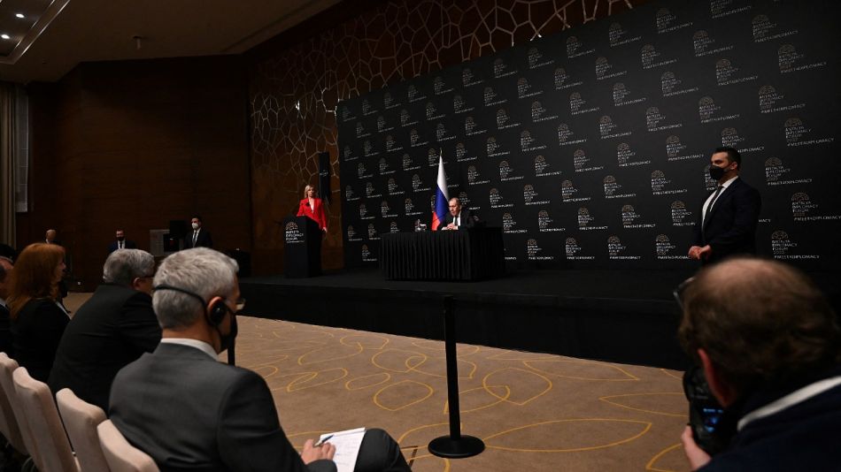 Sergei Lavrov y Maria Zakharova, de la Cancillería rusa, en conferencia de prensa