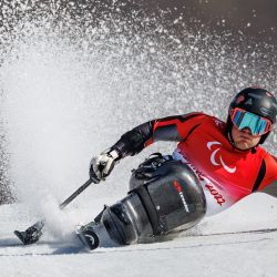 Esta foto muestra al noruego Jesper Pedersen compitiendo en el eslalon gigante masculino de esquí alpino sentado en el Centro Nacional de Esquí Alpino de Yanqing durante los Juegos Paralímpicos de Invierno de Pekín 2022. | Foto:SIMON BRUTY / OIS/IOC / AFP