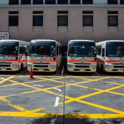 Los autobuses utilizados para el transporte de pacientes están estacionados fuera del Hospital Queen Elizabeth en Hong Kong, ya que el gobierno anunció que el hospital se utilizará sólo para los pacientes de Covid-19. | Foto:ISAAC LAWRENCE / AFP