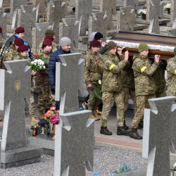 Militares llevan un ataúd durante los funerales de Dmytro Kotenko, Vasyl Vyshyvany y Kyrylo Moroz, militares ucranianos muertos durante la invasión rusa de Ucrania, en el cementerio de Lychakiv, en la ciudad occidental ucraniana de Lviv. | Foto:Yuriy Dyachyshyn / AFP